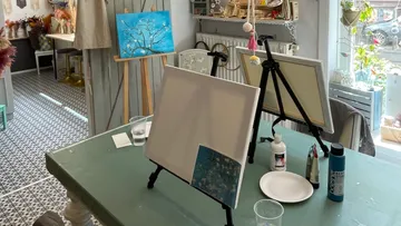 Leinwände auf Staffeleien im Kunststudio.