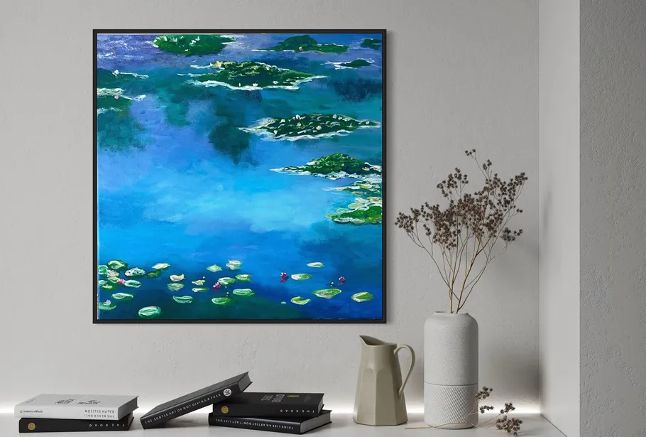 Abstraktes Gemälde über Büchern und Vase.