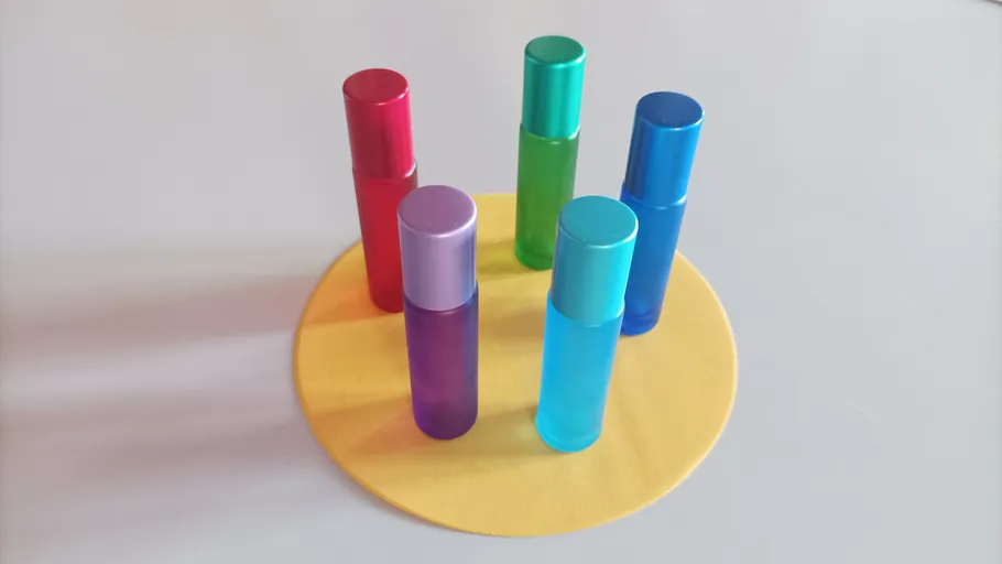 Bunte Flaschen auf einem Tisch angeordnet.