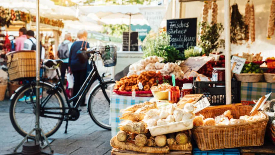 Fahrräder und Marktstände mit Produkten.