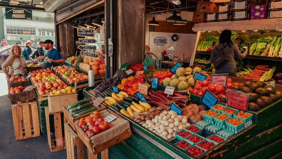 Marktstand mit verschiedenen frischen Früchten und Gemüse.