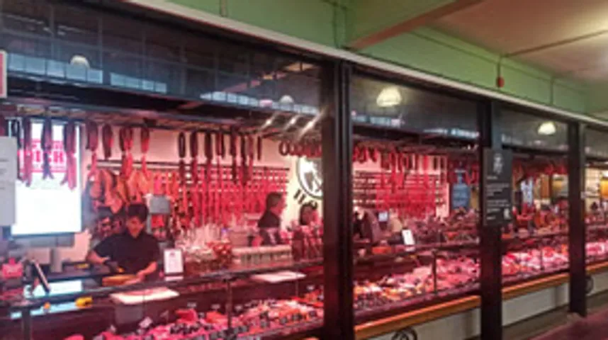 Marktstand mit verschiedenen Würsten und Fleisch.