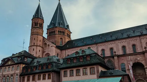 Historische Kathedrale mit Türmen unter wolkigem Himmel.