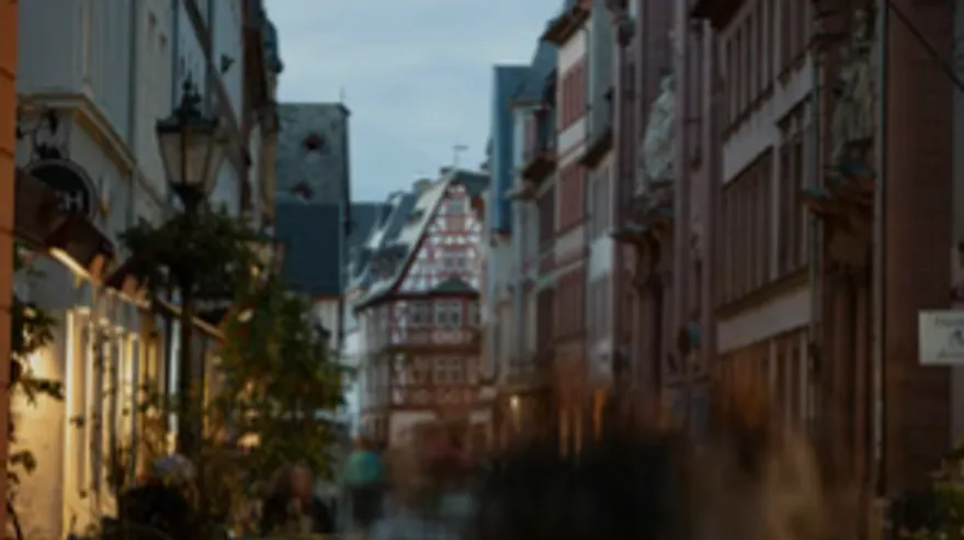 Straße mit historischen europäischen Gebäuden bei Dämmerung.