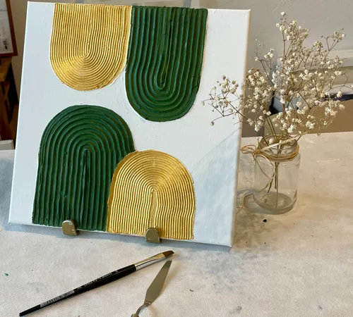 Texturierte abstrakte Kunst mit Vase auf Tisch.