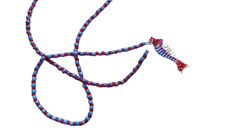 Bunter Perlenkette mit fischförmigem Ende.