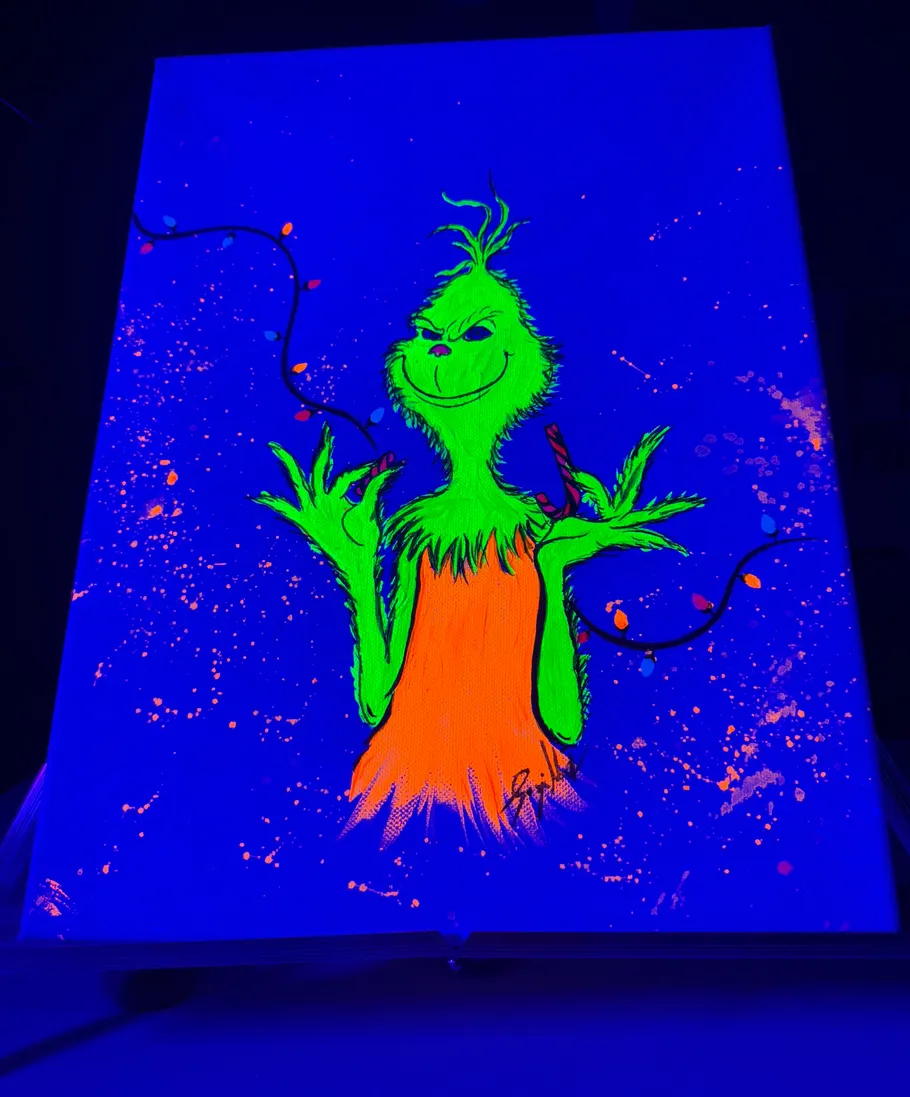 Leuchtend grüne Figur mit Lichtern unter Schwarzlicht.