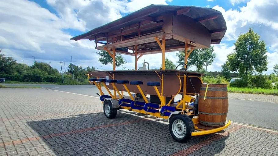 Pedalbetriebenes Fahrzeug auf Gehweg geparkt.