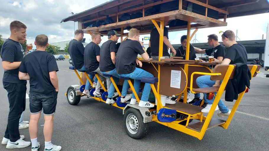 Gruppe trinkt an einer Bierbike-Bar im Freien.