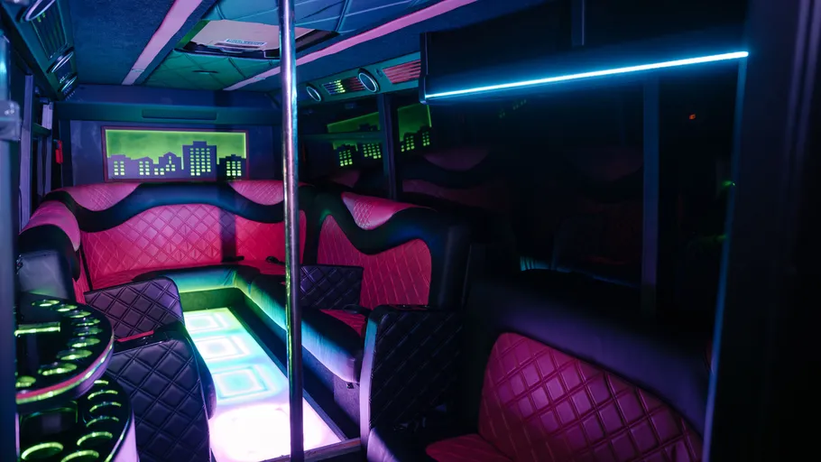 Leerer Partybus mit Neonlichtern, Sitze sichtbar.