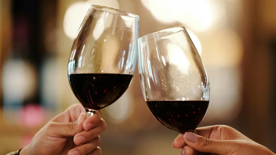 Zwei Gläser stoßen beim Feiern an.