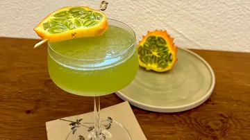 Grüner Cocktail mit Kiwano-Garnitur.