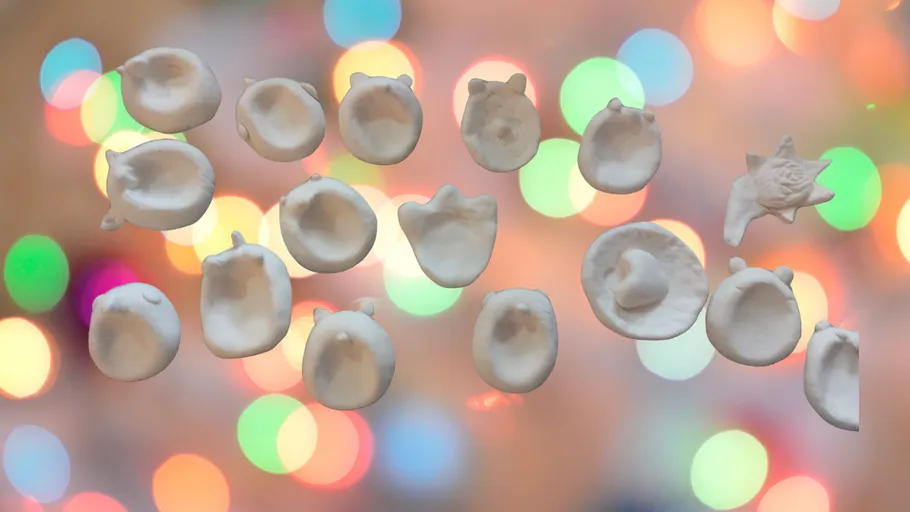 Tonkugeln mit Tiergesichtern, bunte Bokeh-Hintergrund.