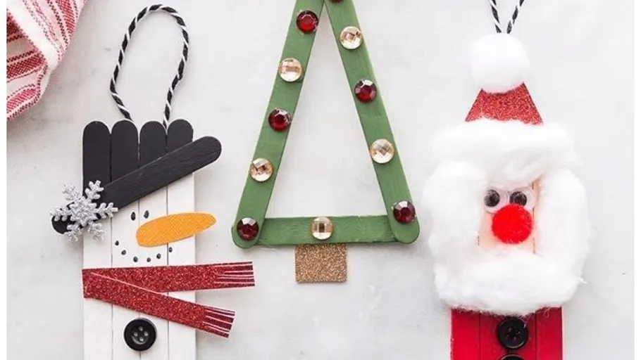 Weihnachtsbasteleien aus Eisstielen gefertigt.