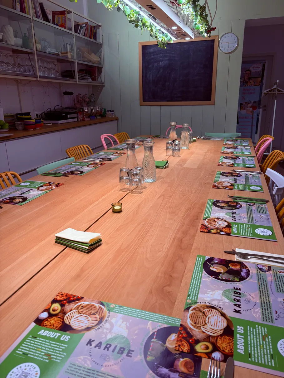 Esszimmer mit langem Tisch und Stühlen.
