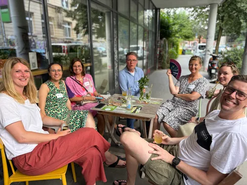 Gruppe von Menschen in einem Außencafé.