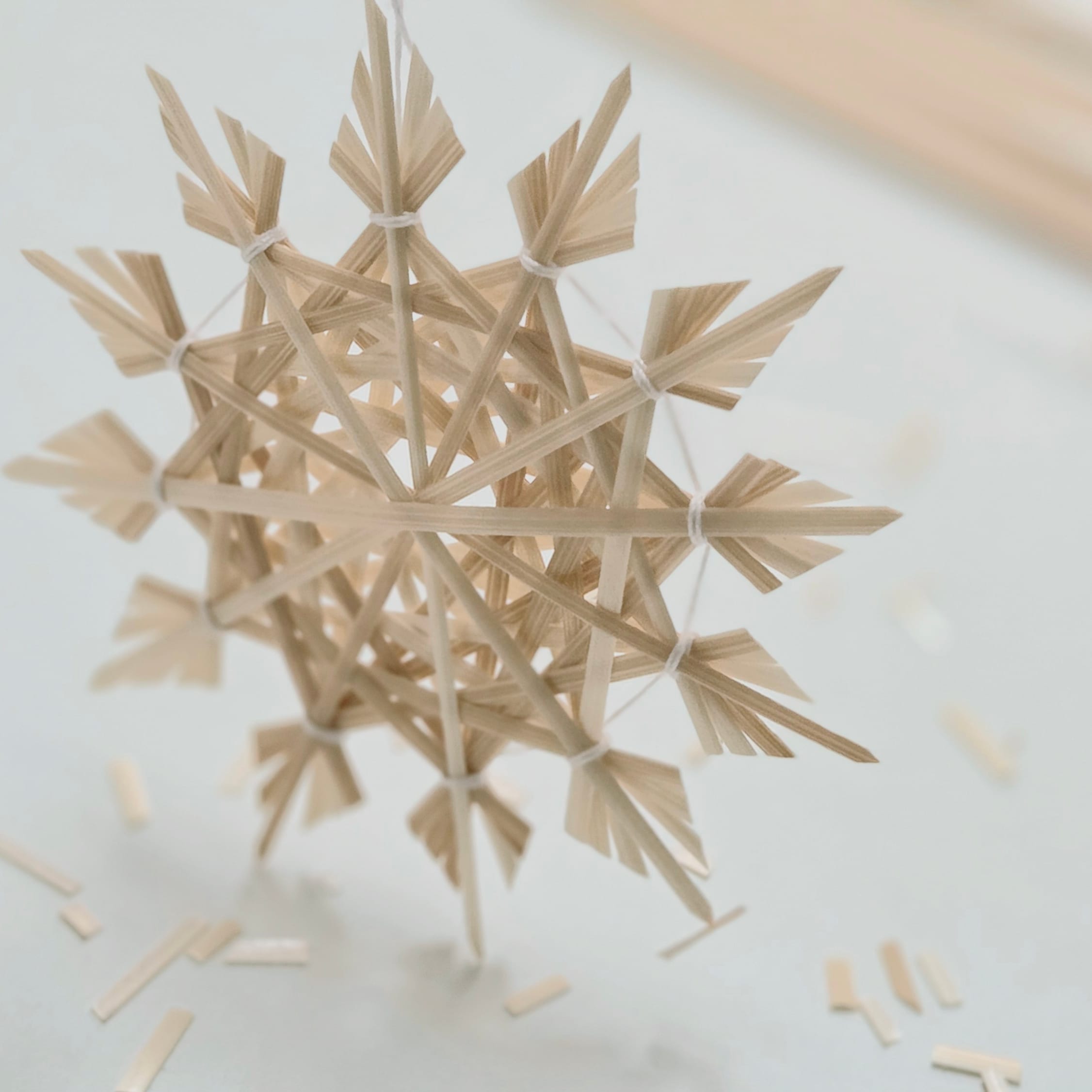 Kreativer Weihnachtsworkshop in Berlin: Strohsterne basteln