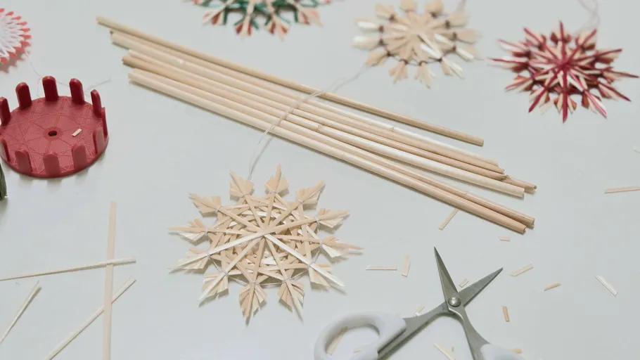 Kreativer Weihnachtsworkshop in Berlin: Strohsterne basteln | konfetti