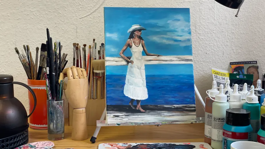 Gemälde auf Staffelei umgeben von Kunstbedarf.