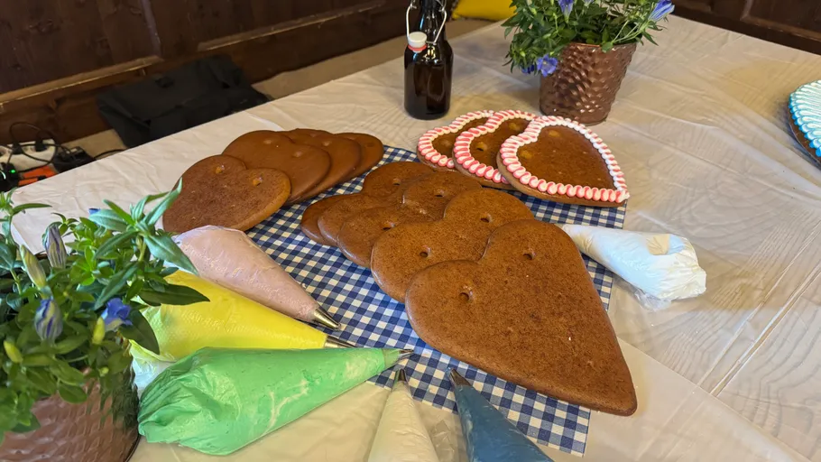 Herzförmige Kekse mit Zuckergussbeuteln auf Tisch.