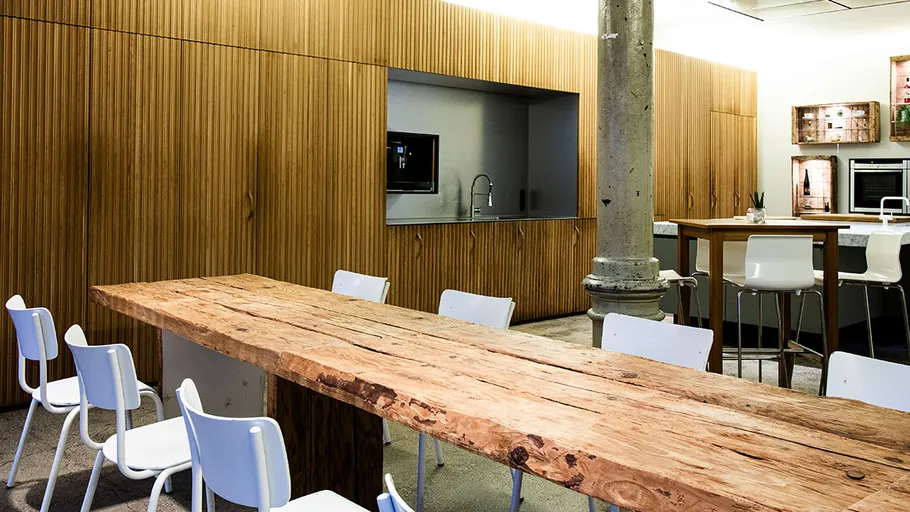 Holztisch mit Stühlen in moderner Küche.