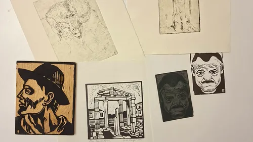 Verschiedene Kunstdrucke auf einer weißen Fläche ausgelegt.