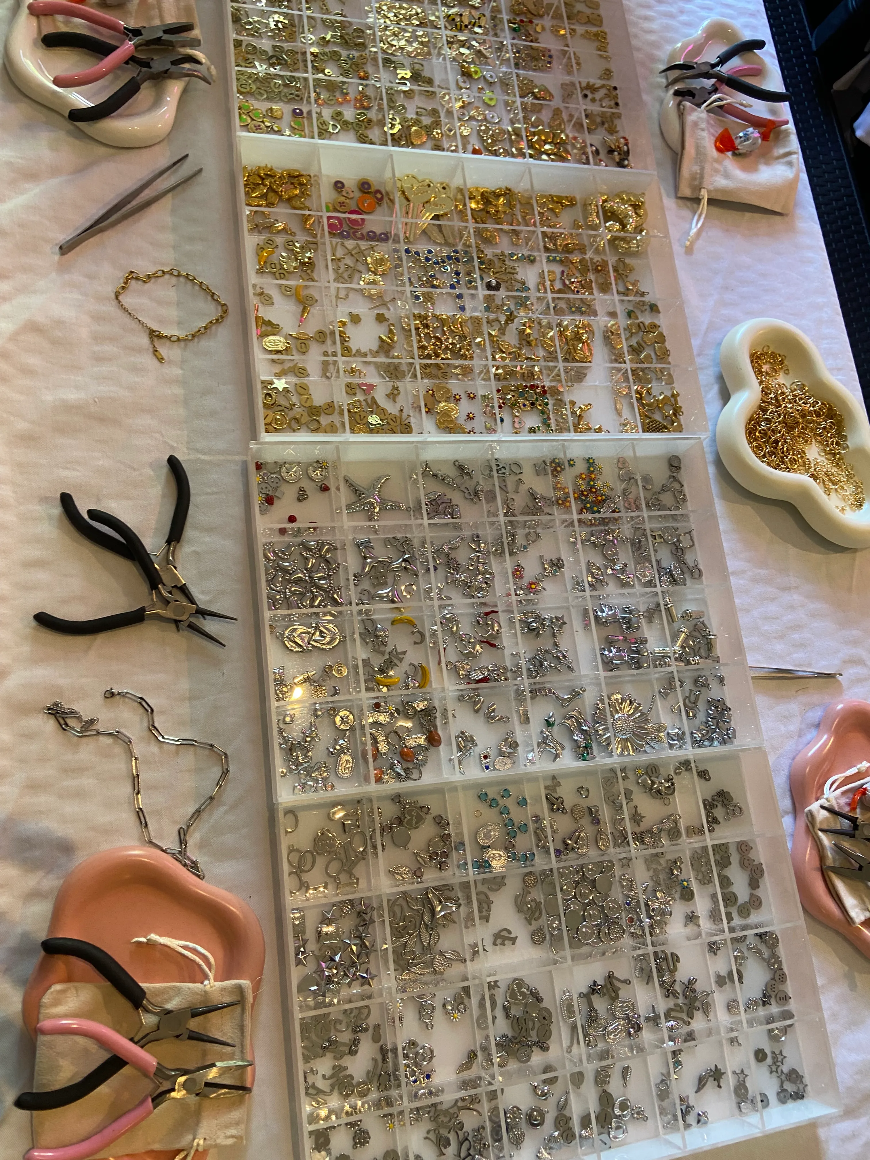 Schmuckwerkzeuge und Zubehör auf Tisch.