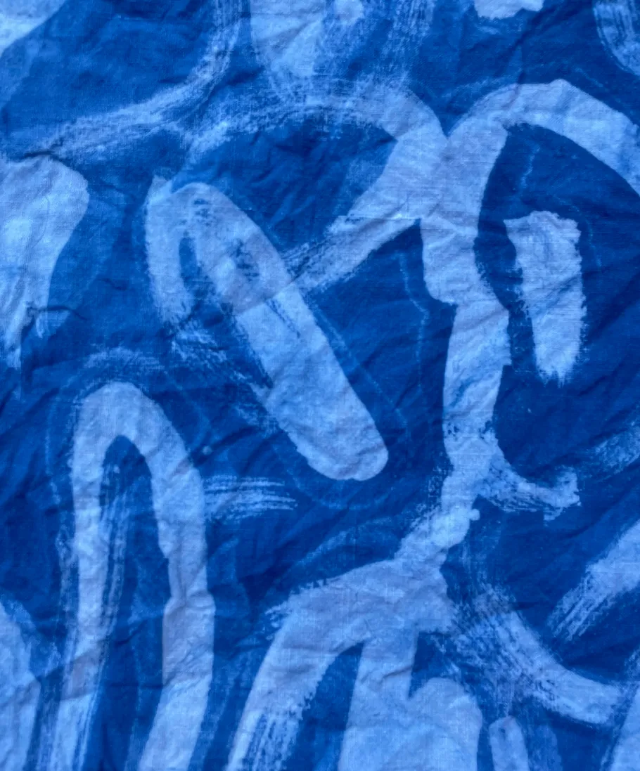 Abstraktes blau-weißes Pinselstrichmuster.