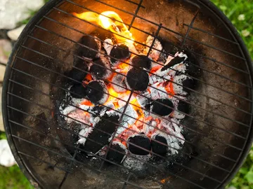 Glut in einem Grill erzeugt Flammen und Hitze.