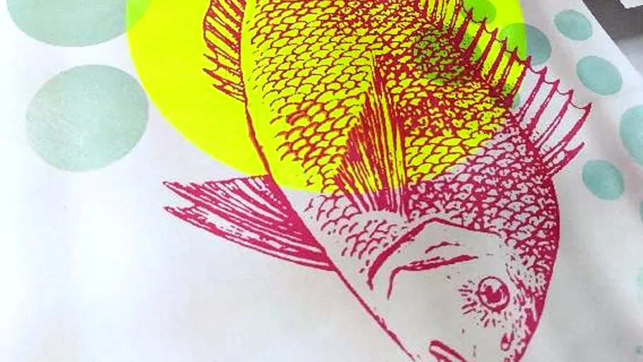 Buntes Fischmotiv auf weißem Hintergrund.