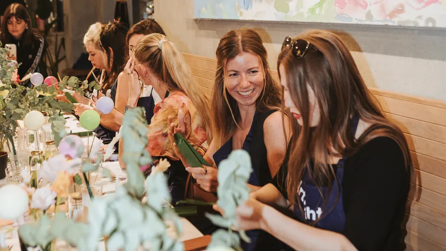 Frauen basteln am Tisch, lächeln, Innenraum.