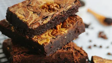 Stapel Brownies mit Walnüssen oben drauf.