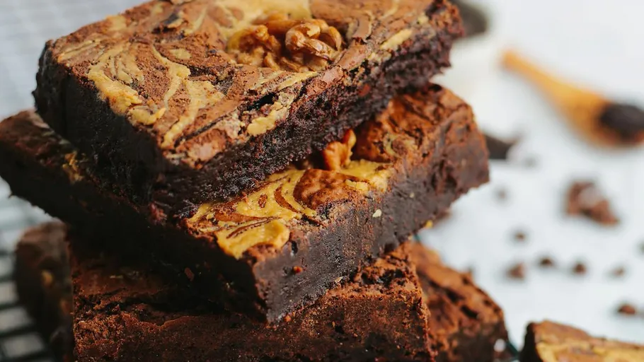 Stapel Brownies mit Walnüssen oben drauf.