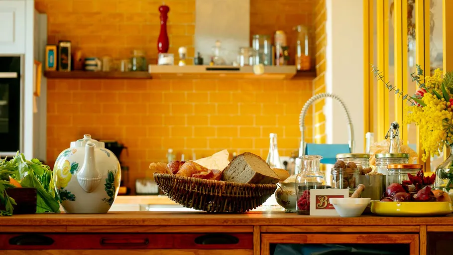 Küchentheke mit Brot und Pflanzen.