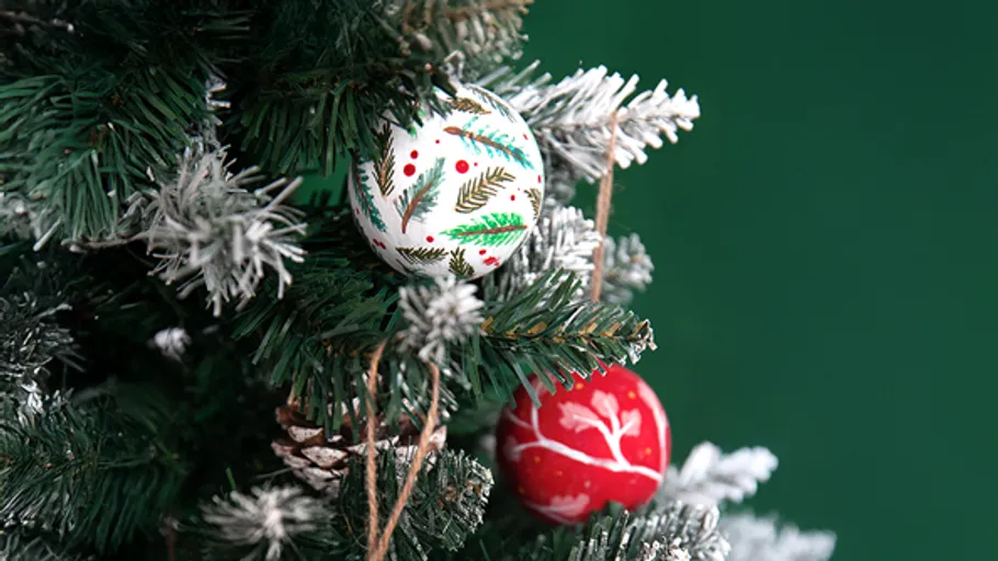 Geschmückter Weihnachtsbaumzweig mit Kugeln.