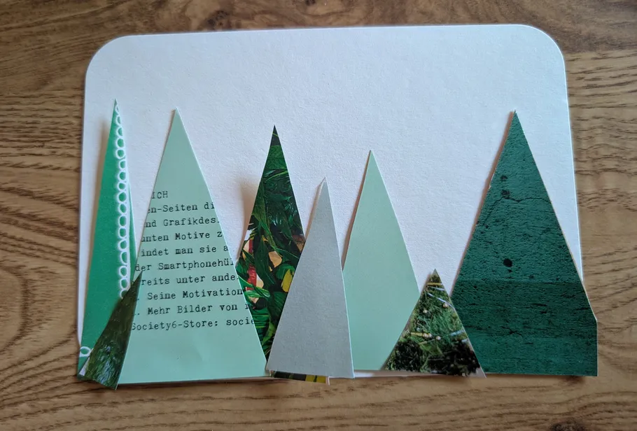 Papierbäume auf Karte auf Holztisch.