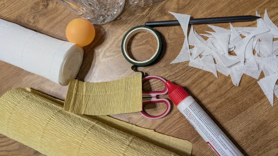 Bastelmaterialien auf einem Holztisch.