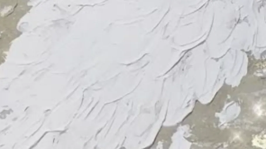 Weiße Pinselstriche auf Leinwand.