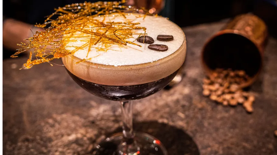 Cocktail mit Schaum und Kaffeebohnen-Garnitur.