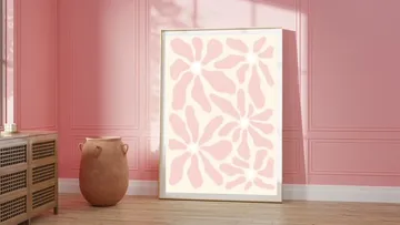 Großes Blumenbild in pinkem Raum.