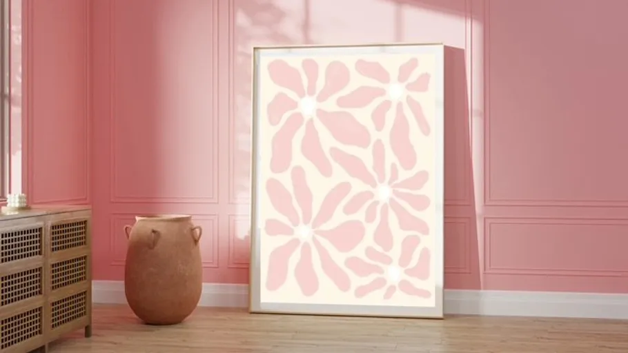 Großes Blumenbild in pinkem Raum.