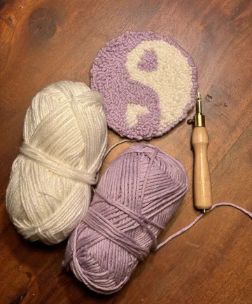 Garnknäuel, Punchneedle, Yin-Yang-Design.