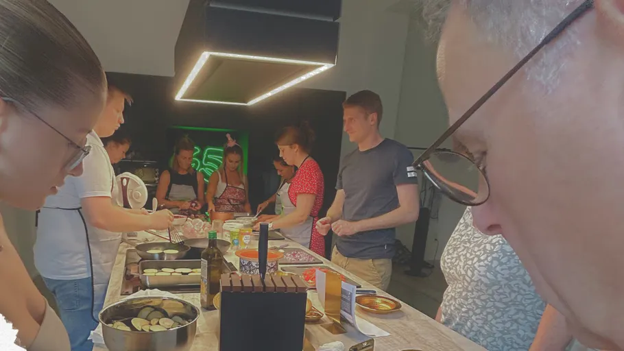 Menschen kochen gemeinsam in einer Küche.