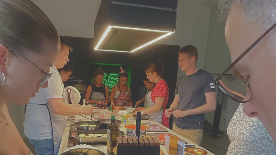 Menschen kochen zusammen in einer modernen Küche.