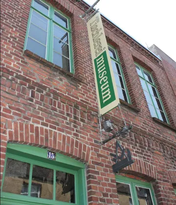 Backsteingebäude mit Schild Fischerei Museum.