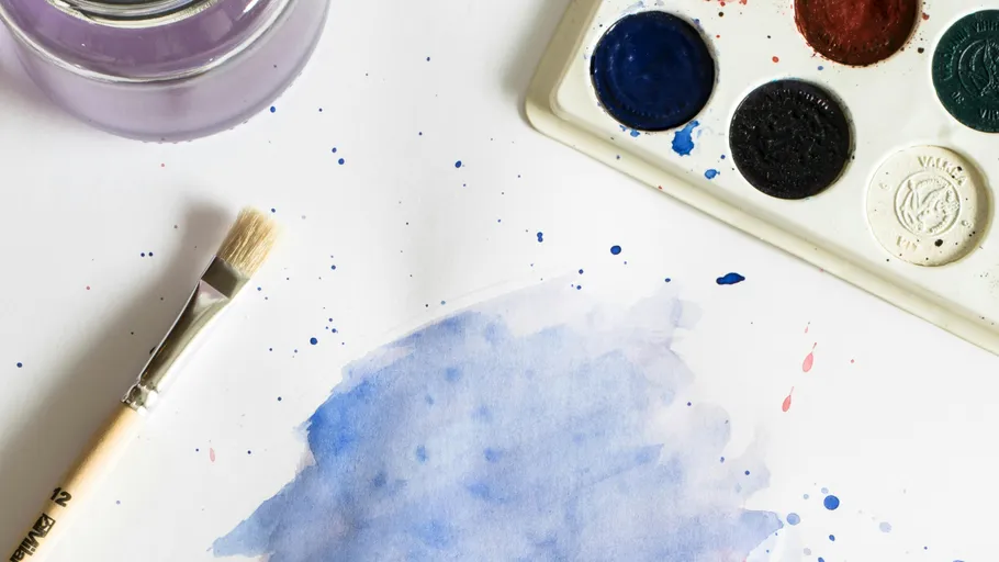Pinsel, Palette und Aquarell auf Papier.