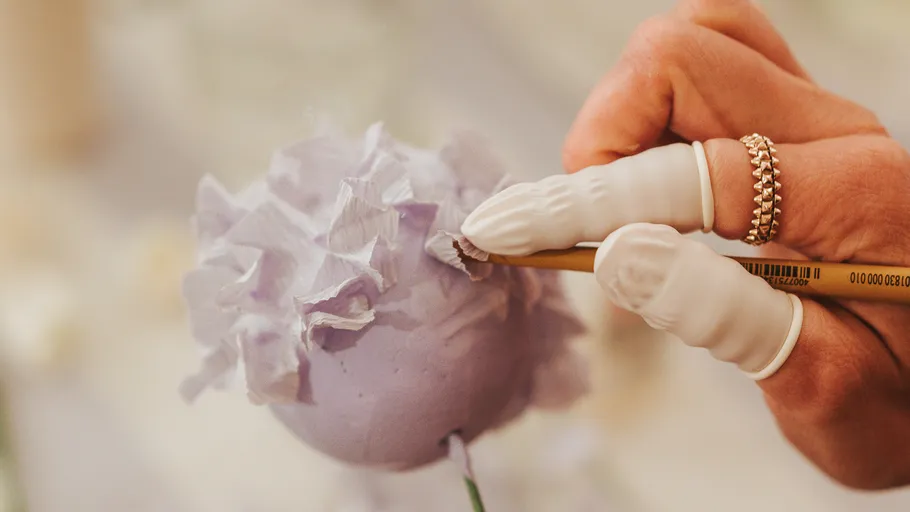 Hand bemalt violette Blumendekoration.