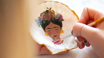 Hand bemalt Frida Kahlo Porträt auf Muschel.