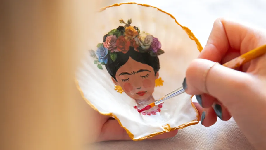 Hand bemalt Frida Kahlo Porträt auf Muschel.