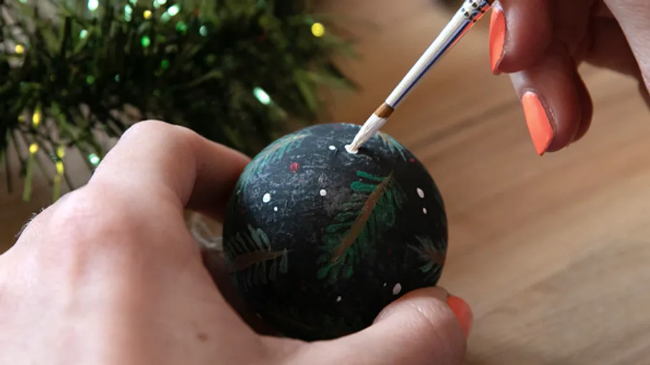 Hand bemalt Weihnachtskugel mit Pinsel.
